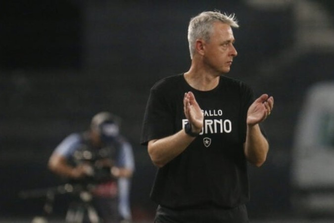 Tiago Nunes aprova comportamento defensivo do Botafogo no início de temporada -  (crédito: Vitor Silva/Botafogo)