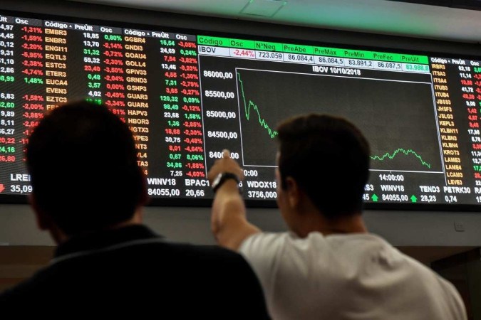  Visitors look at an electronic board at the Sao Paulo Stock Exchange (B3), in Sao Paulo, Brazil, on October 10, 2018. -  (crédito:  NELSON ALMEIDA)