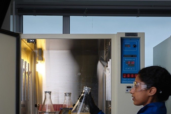 A estudante Sahiti Tamirisakandala analisa o material orgânico durante o processo de fermentação - (crédito: RPI/Dakota Pace) A estudante Sahiti Tamirisakandala analisa o material orgânico durante o processo de fermentação - (crédito: RPI/Dakota Pace)