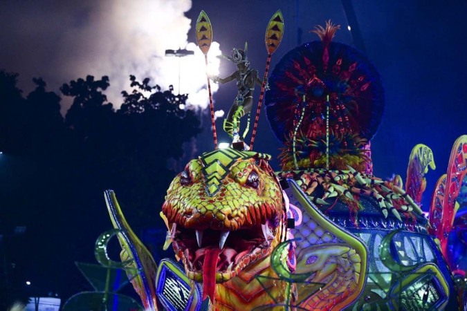 Integrantes da escola de samba Unidos do Viradouro se apresentam na última noite do desfile de Carnaval no Sambódromo da Marques de Sapucaí       -  (crédito: PABLO PORCIUNCULA / AFP)