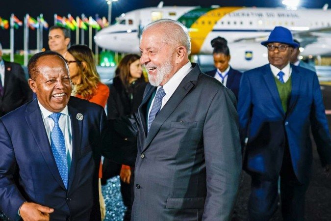 Chegada do Presidente Lula ao aeroporto de Adis Abeba, capital da Etiópia. Presidente Lula é recebido pelo Ministro das Relações Exteriores da República Democrática Federal da Etiópia, Taye Atsekeselass. - (crédito: Ricardo Stuckert/ PR) Chegada do Presidente Lula ao aeroporto de Adis Abeba, capital da Etiópia. Presidente Lula é recebido pelo Ministro das Relações Exteriores da República Democrática Federal da Etiópia, Taye Atsekeselass. - (crédito: Ricardo Stuckert/ PR)