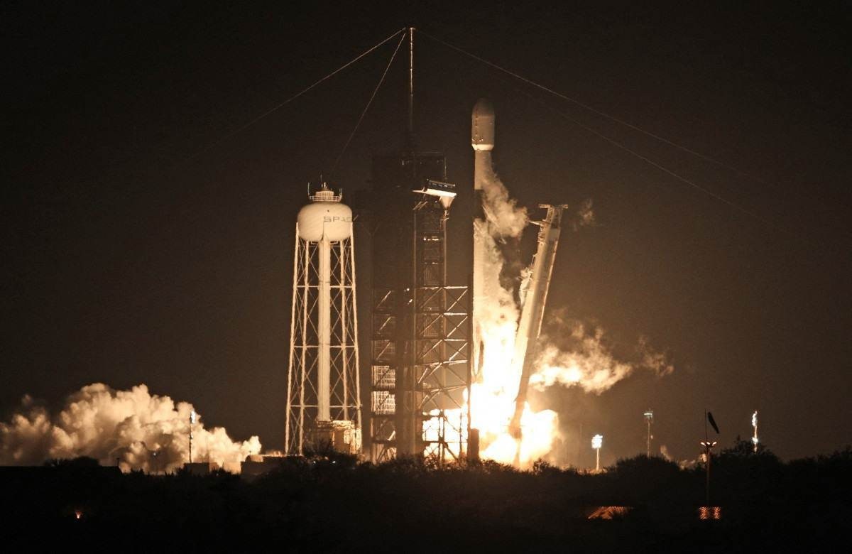 Nasa e SpaceX lançam sonda de empresa privada para a Lua