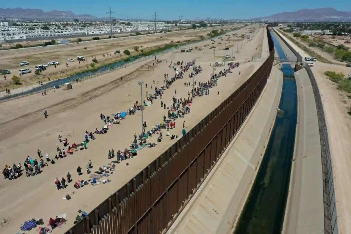 Travessias de migrantes na fronteira entre EUA e México caem pela metade