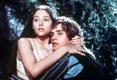 Olivia Hussey, ainda jovem, ao lado do astro Leonard Whiting -  (crédito: Divulgação )