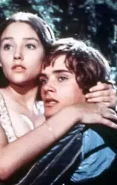 Olivia Hussey, ainda jovem, ao lado do astro Leonard Whiting -  (crédito: Divulgação )