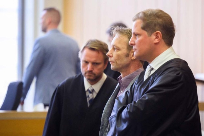 Christian Brückner entre seus advogados Dennis Bock e Friedrich Fuelscher  -  (crédito: Julian Stratenschulte / POOL / AFP)