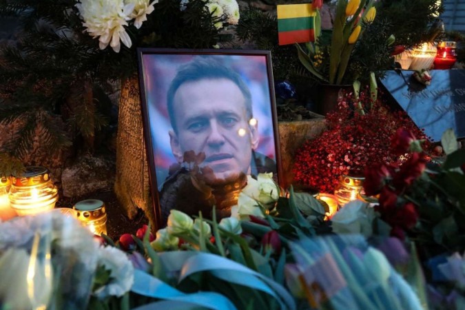 Flores e foto de Navalny diante de monumento às vítimas da repressão, em Vilnius, capital da Lituânia  -  (crédito: Petras Malukas/AFP)