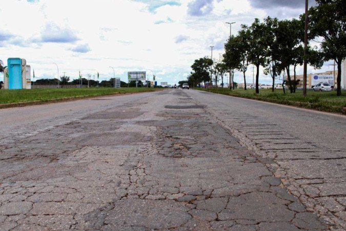 Moradores da região reclamam da qualidade do asfalto e contam que tiveram prejuízos ao transitarem na via.