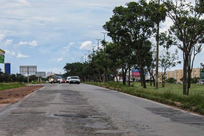  16/02/2024 Crédito: Kayo Magalhães/CB/D.A Press. Brasil. Brasília - DF. Cidades. Trecho entre o Recanto das Emas e Gama. Estrada Parque Contorno (DF-001). 