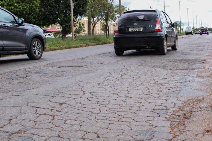 Moradores da região reclamam da qualidade do asfalto e contam que tiveram prejuízos ao transitarem na via.