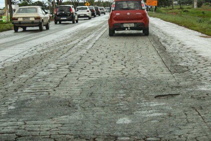 Moradores da região reclamam da qualidade do asfalto e contam que tiveram prejuízos ao transitarem na via.