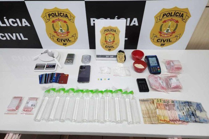Com o suspeito, foram encontrados porções de cocaína, comprimidos de ecstasy, anabolizantes e vários frascos de lança perfume -  (crédito: PCDF/Divulgação)