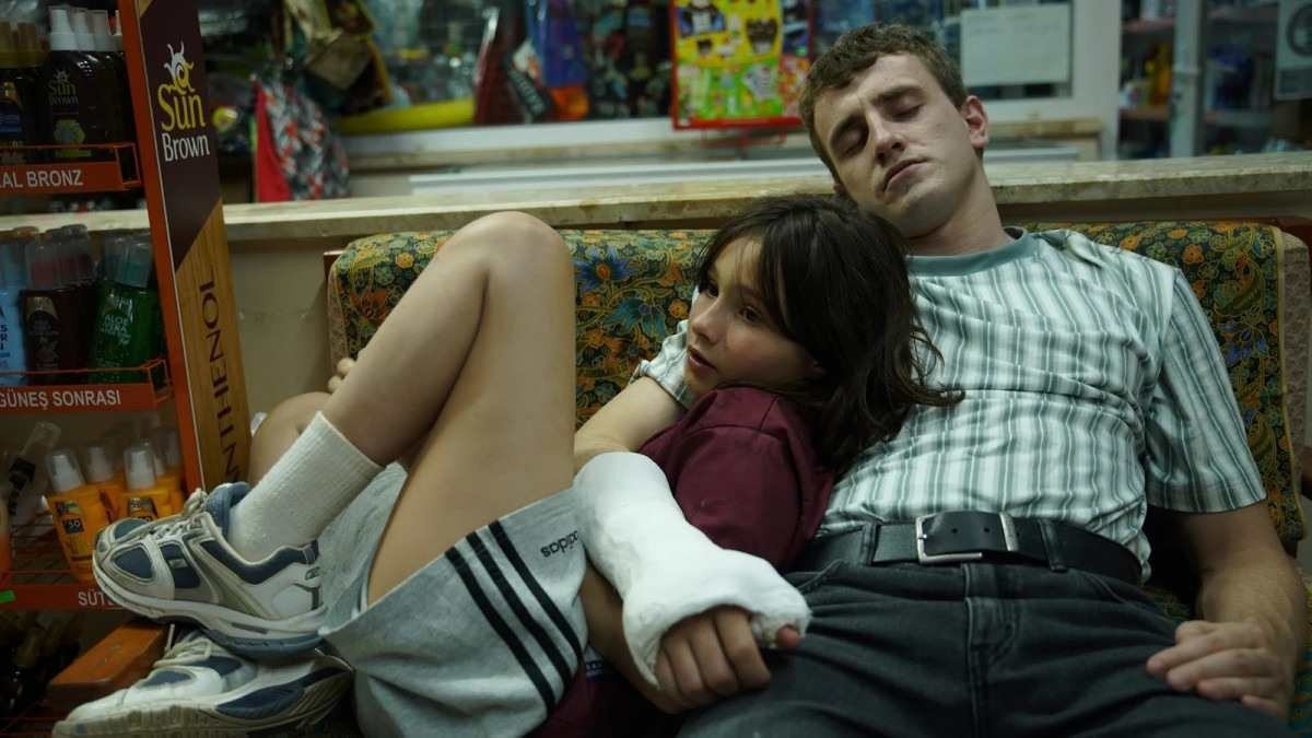 Paul Mescal e Frankie Corio no filme Aftersun
