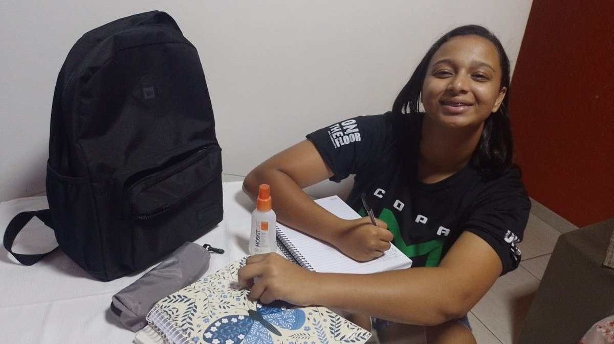 Aluna do CEM 1 de Planaltina, Maria Luiza Reis Bezerra, 17, vai estudar para concurso e Enem em 2024