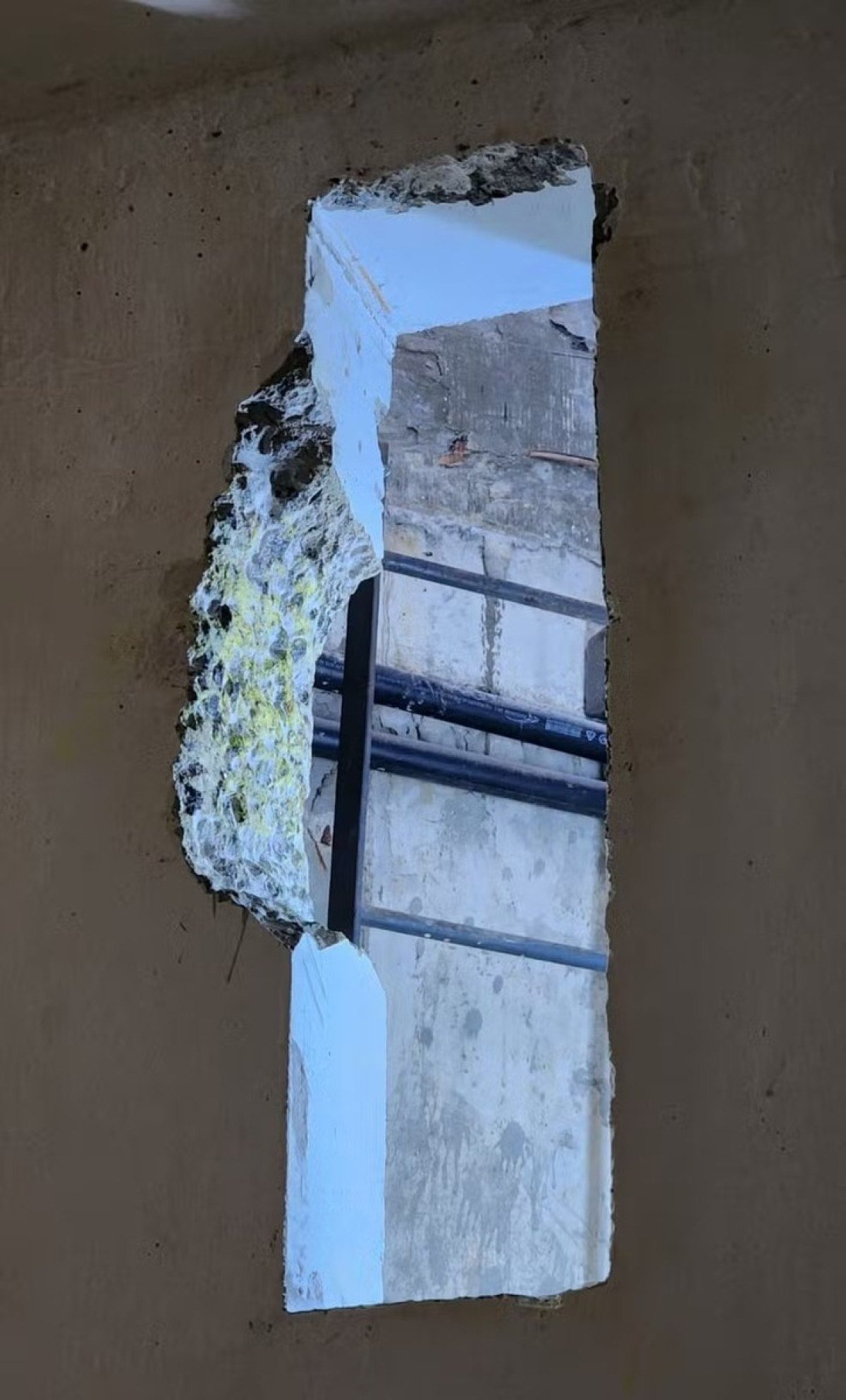 Imagem divulgada ontem mostra um buraco na cela de um dos detentos que escaparam Buraco em mossoró