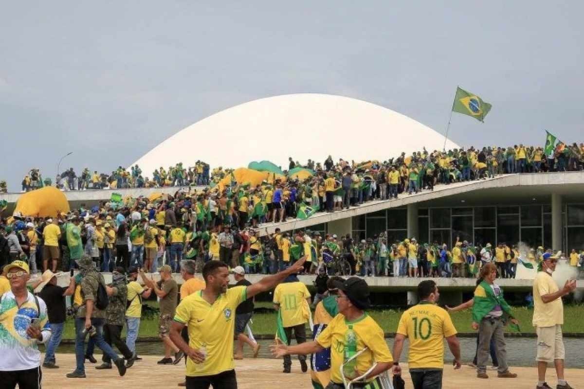 Em 8 de janeiro de 2023, um grupo de apoiadores do ex-presidente Jair Bolsonaro (PL) invadiu e depredou as sedes dos três Poderes -  (crédito:  AFP)