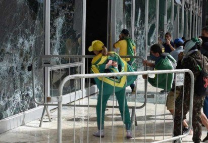 V&acirc;ndalos depredaram as sedes dos Tr&ecirc;s Poderes em 8 de janeiro de 2023 -  (crédito: Ton Molina/AFP)