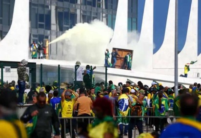  Em 8 de janeiro de 2023, um grupo de apoiadores do ex-presidente Jair Bolsonaro (PL) invadiu e depredou as sedes dos três Poderes, em Brasília. -  (crédito:  Marcelo Camargo/Agência Brasil)