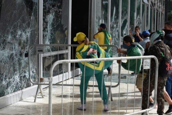  Em 8 de janeiro de 2023, um grupo de apoiadores do ex-presidente Jair Bolsonaro (PL) invadiu e depredou as sedes dos três Poderes, em Brasília. -  (crédito:  Ton Molina/AFP)