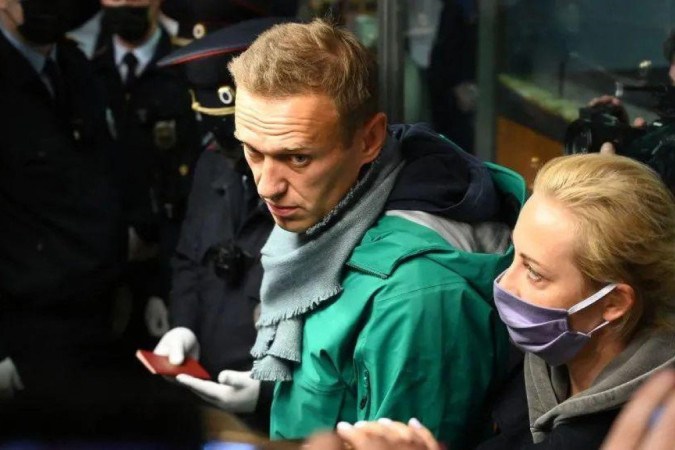 Navalny, junto com sua esposa, antes de voltar para a Rússia e ser preso certamente após se recuperar do envenenamento por novichok -  (crédito: GETTY IMAGES)