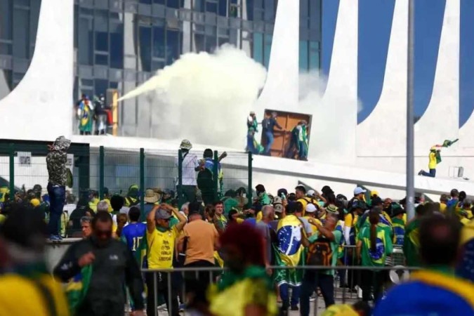  Em 8 de janeiro de 2023, um grupo de apoiadores do ex-presidente Jair Bolsonaro (PL) invadiu e depredou as sedes dos três Poderes, em Brasília. -  (crédito:  Marcelo Camargo/Agência Brasil)