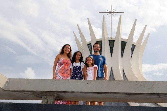  Brasília (DF), 17.02.2024- Rodrigo Shiara Dias e Flávia Daniel, junto com as filhas Maria Clara (10 anos) e Júlia (9 anos), visitando a Catedral de Brasília, antes de retornarem para Niteroi (RJ), cidade onde residem. Foto Luís Tajes
    
