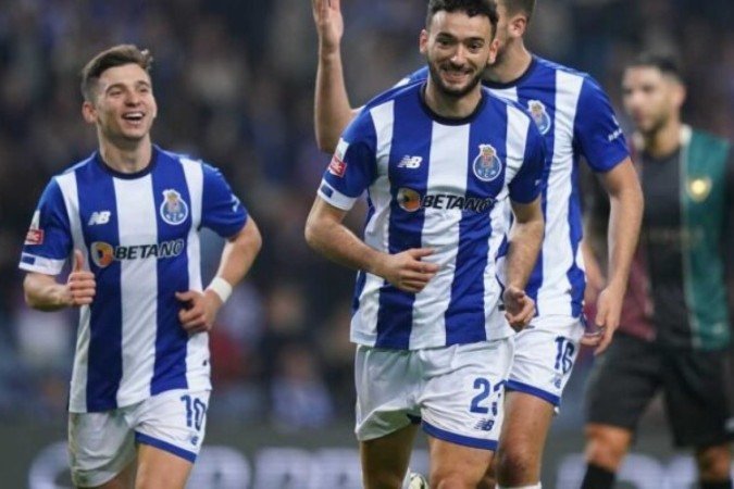 João Mário corre para celebrar o seu gol, o segundo do Porto. Lateral-direito foi o melhor em campo - (crédito: Foto: Divulgação/Porto) João Mário corre para celebrar o seu gol, o segundo do Porto. Lateral-direito foi o melhor em campo - (crédito: Foto: Divulgação/Porto)