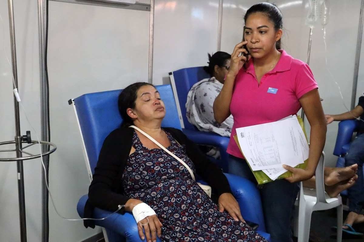  Brasília, 17.02.2024- 20ª edição do GDF Mais Perto do Cidadão, que oferece atendimentos na área social e de saúde, que aconteceu no Centro de Juventude da Estrutural. Na imagem Maria de Jesus Lopes, com sintomas de dengue, após sofrer um pré-desmaio, acompanhada pela filha Ana Paula Lopes (camiseta rosa).Foto Luís Tajes