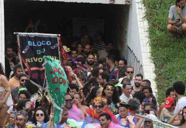 Blocos de carnaval Rivotrio e Filhas da Mãe saíram hoje na 205 norte.
     -  (crédito:  Luís Tajes/CB/D.A Press)