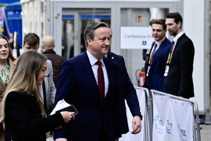  Britain's Foreign Secretary David Cameron (C) arrives at the Bayerischer Hof hotel, the venue for the Munich Security Conference (MSC) in Munich, southern Germany, on February 16, 2024. The 60th Munich Security Conference (MSC) will run from February 16 to 18, 2024. (Photo by Tobias SCHWARZ / AFP)
       -  (crédito: Tobias SCHWARZ / AFP)