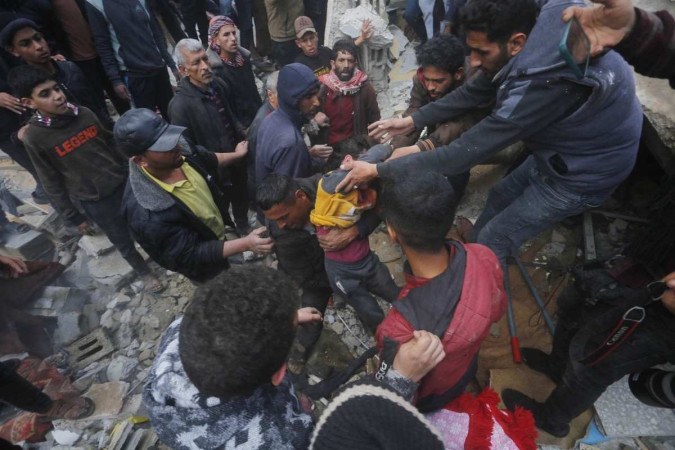 Palestinos retiram dos escombros sobreviventes de ataques aéreos registrados ontem na região de Deir al-Balah, no centro da Faixa de Gaza  -  (crédito: Photo by AFP)