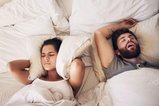 Muitos casais decidem dormir em quartos separados quando um deles ronca muito alto -  (crédito: Getty Images)