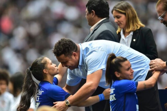 Ronaldo entrega medalhas de prata às jogadoras do Cruzeiro, vice-campeãs da Supercopa do Brasil  -  (crédito:  Mauro Horita)