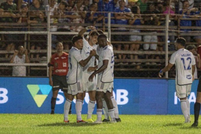Dinenno comemora seu gol na vitória do Cruzeiro sobre o Democrata GV - (crédito: Foto: Staff Images/Cruzeiro) Dinenno comemora seu gol na vitória do Cruzeiro sobre o Democrata GV - (crédito: Foto: Staff Images/Cruzeiro)