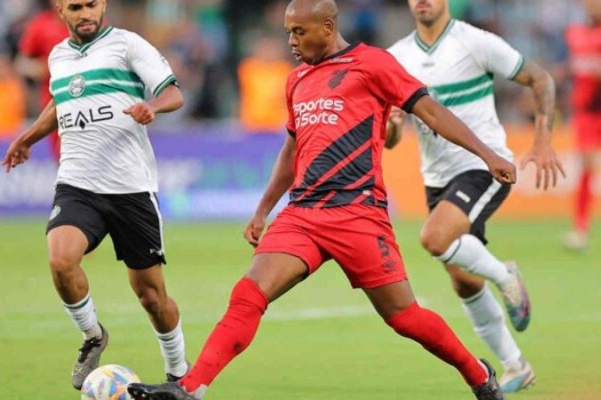 Fernandinho, do Furacão, busca superar marcação do Coxa - (crédito: Foto: José Tramontin/athletico.com.br) Fernandinho, do Furacão, busca superar marcação do Coxa - (crédito: Foto: José Tramontin/athletico.com.br)