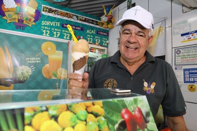 Desde 1984, João Orlando Siqueira Gois vende o Sorvete da Torre, com sabores do Cerrado
