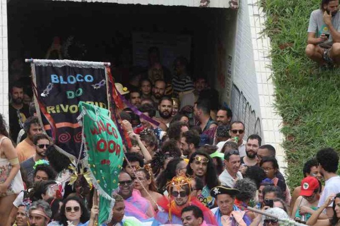 Blocos de carnaval Rivotrio e Filhas da Mãe saíram hoje na 205 norte.
     -  (crédito:  Luís Tajes/CB/D.A Press)