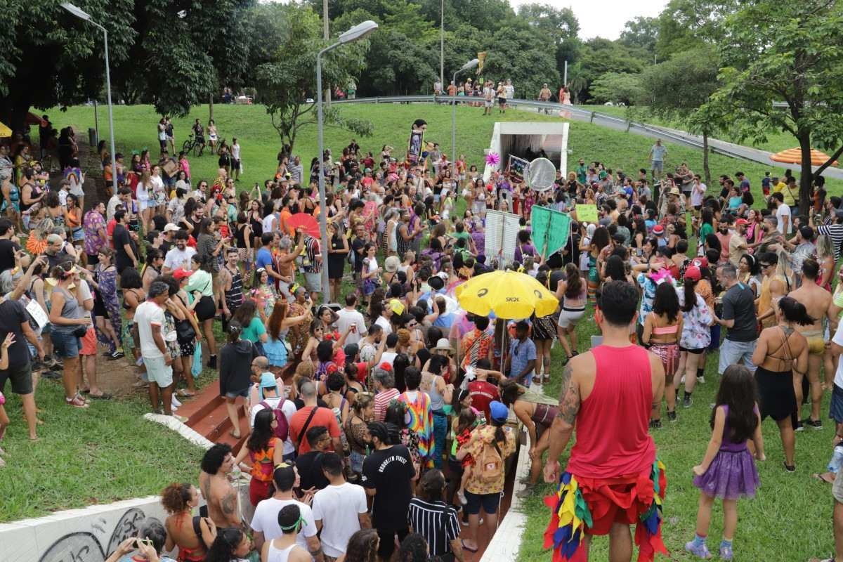 Bloco Rivotrio leva festa e discurso sobre saúde mental para Asa Norte