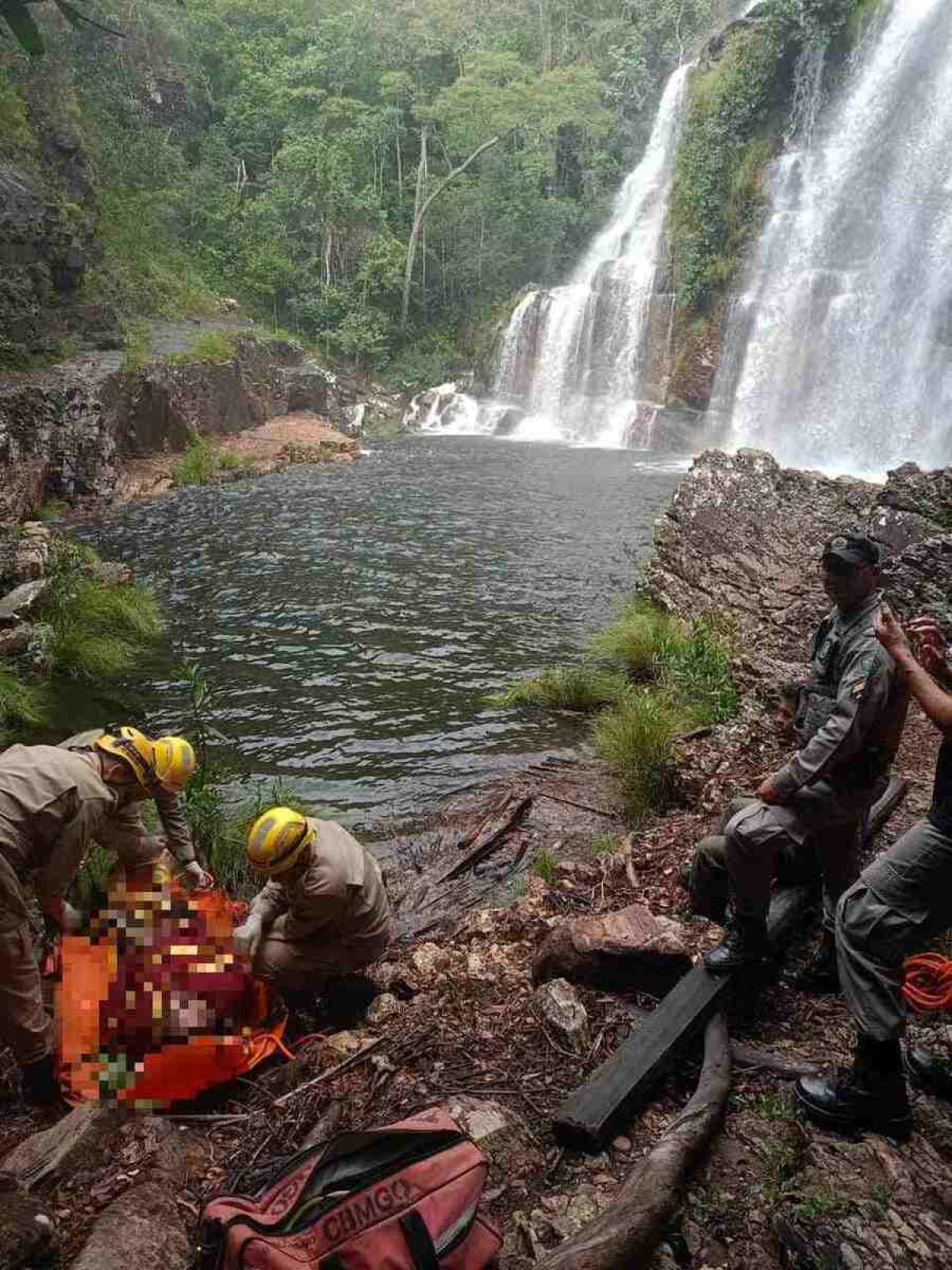 Corpo de Bombeiros fez a retirada da vítima do local 