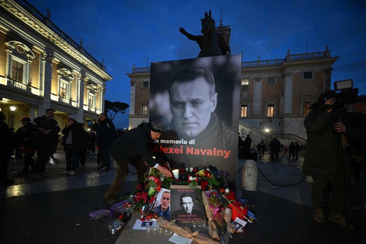 Russos seguem fazendo manifestações em memória do opositor Navalny