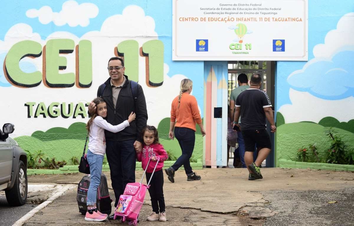 Marden Silva Lima, 43, com as filhas Catarina, 8, e Cecília, 4