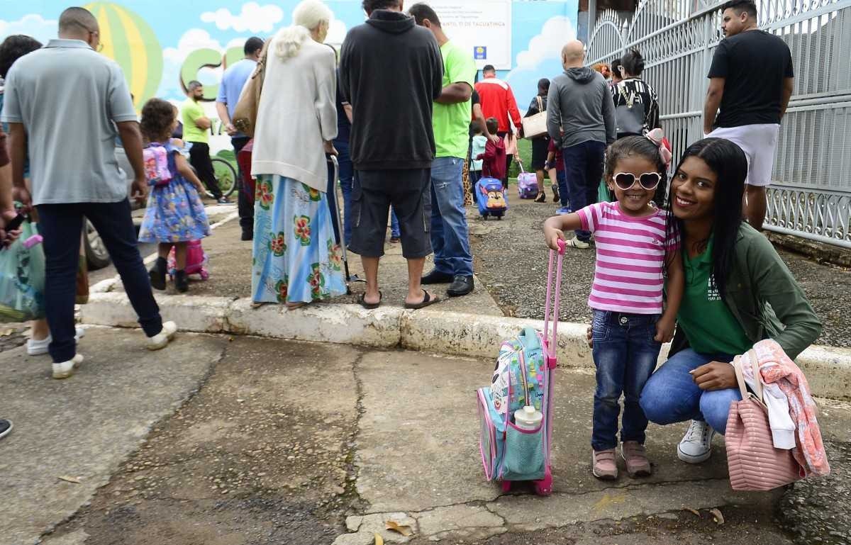 Samara Gomes, 26, com a filha Isabella Gomes, 4, na volta às aulas do CEI 11 de Taguatinga