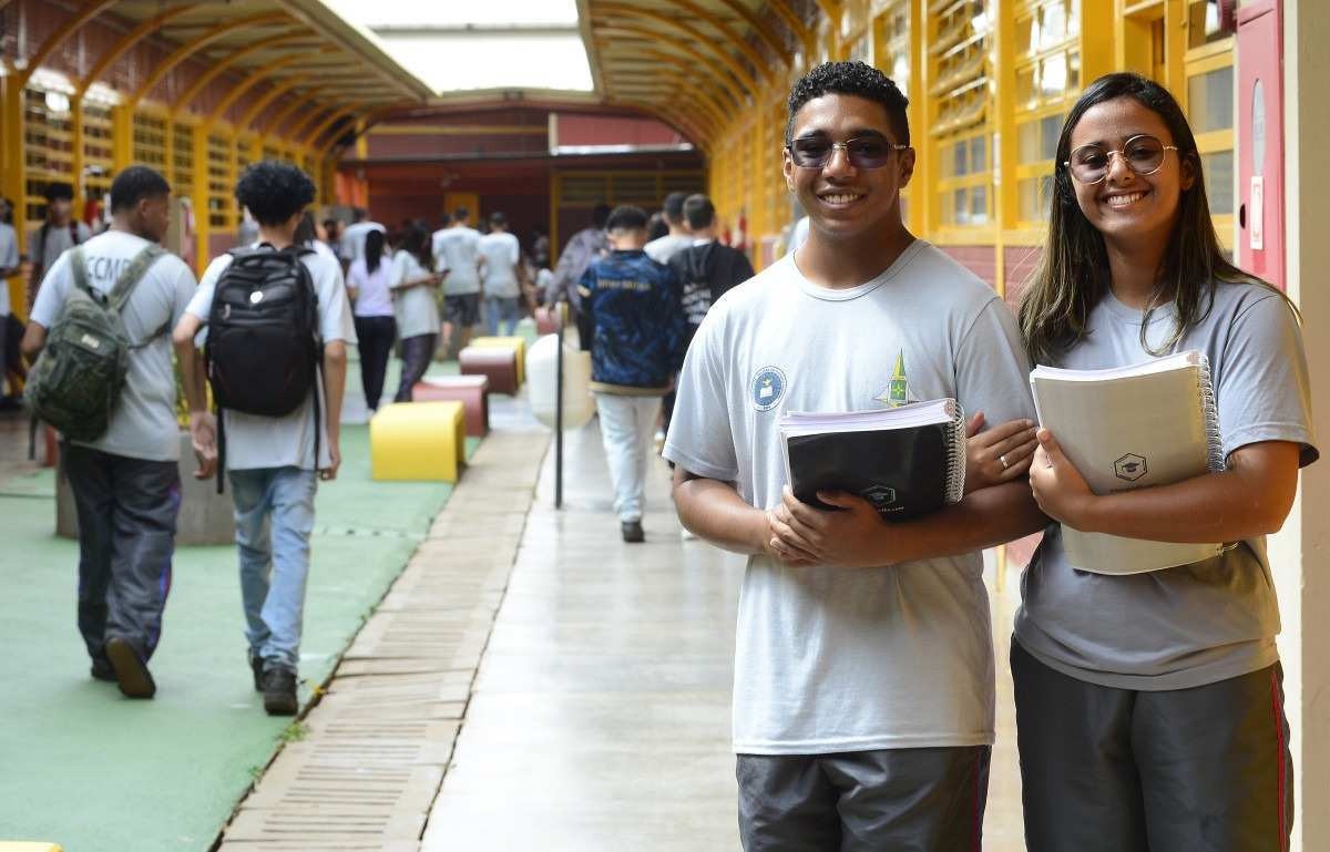 No 3º ano do CED 7 de Ceilândia, Guilherme Hyago, 17, e Danielly Alves, 17, vão estudar para o Enem 2024, com foco em medicina