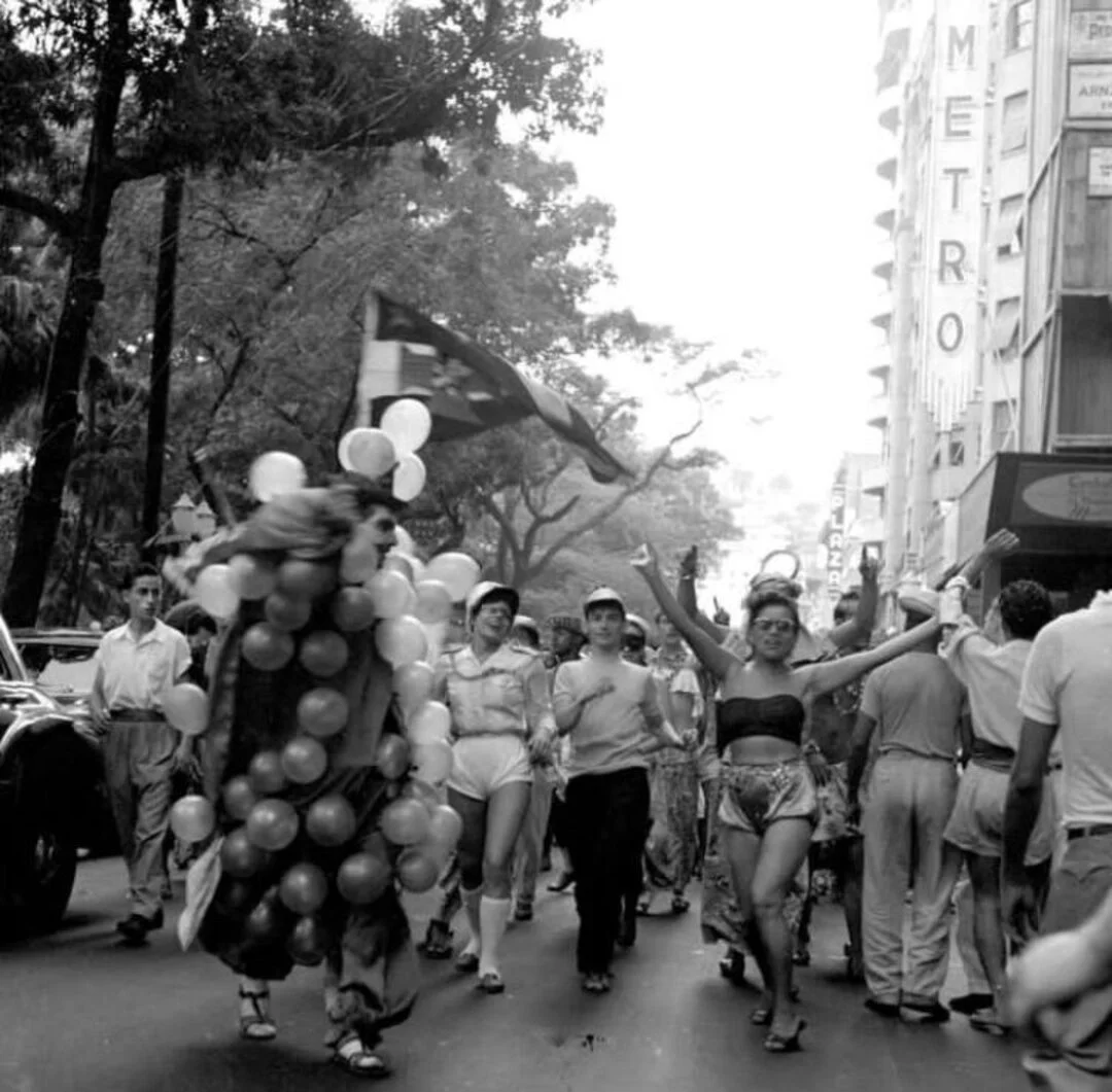 Um colecionador brasileiro de fotografias antigas e amadoras revelou parte do seu acervo ao jornal norte-americano The New York Times, contando histórias incríveis do Carnaval do Rio de Janeiro. -  (crédito: reprodução instagram @villlalobos)