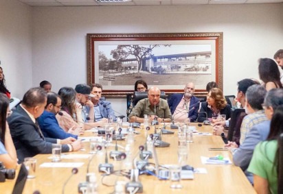 Reunião ocorreu em uma sala atrás do plenário da Câmara Legislativa -  (crédito: Renan Lisboa/Agência CLDF)
