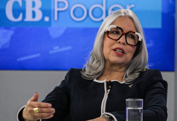 CB.Poder entrevista Hélvia Paranaguá, secretária de Educação. Na bancada, Adriana Bernardes e Priscila Crispi.