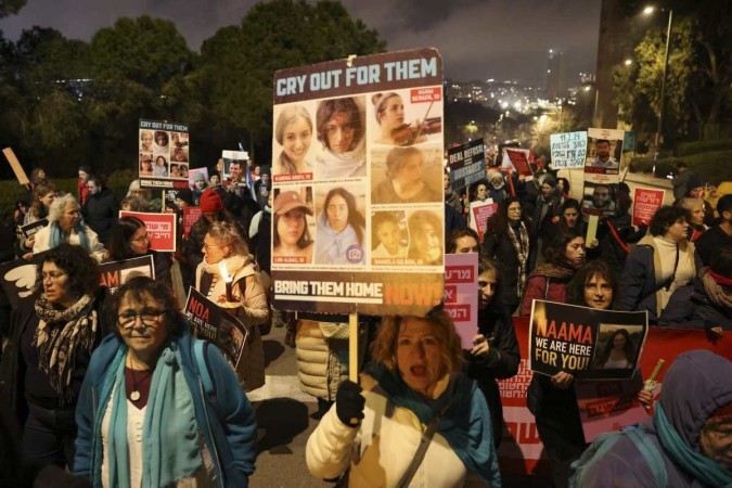 Familiares e amigos de reféns israelenses marcham por libertação      -  (crédito: AFP)