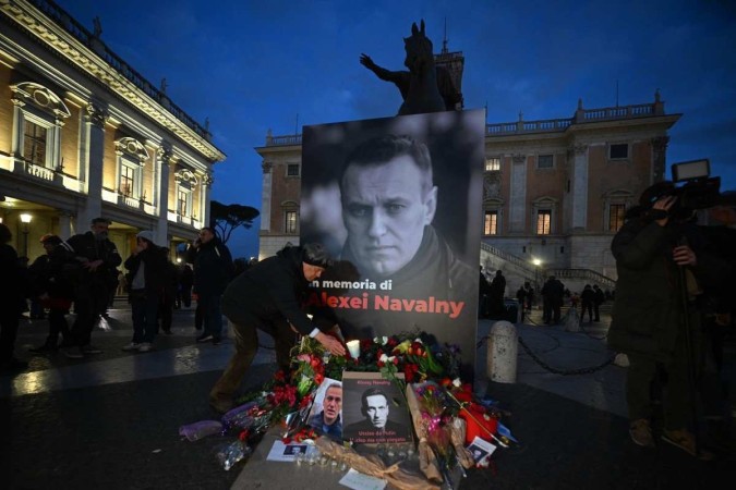 Pessoas levam flores e velas para uma vigília em homenagem ao crítico do Kremlin, Alexei Navalny, após sua morte, em 19 de fevereiro       -  (crédito: Filippo MONTEFORTE / AFP)