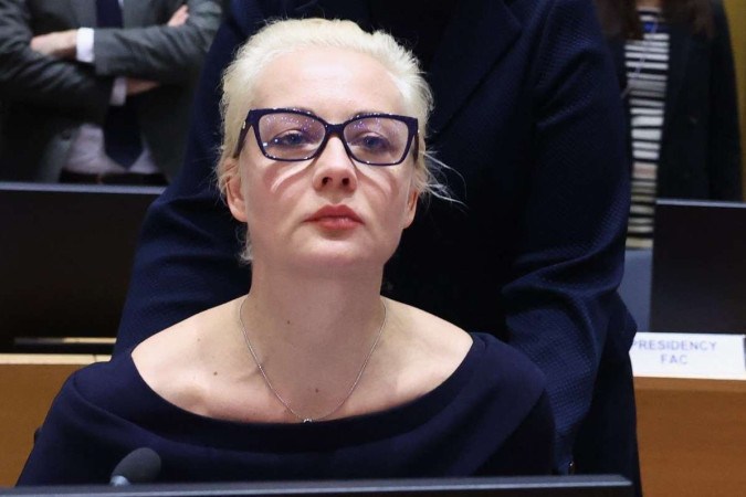  Leading Kremlin critic  Alexei Navalny's widow Yulia Navalnaya takes part in a meeting of European Union Foreign Ministers in Brussels, Belgium, on February 19, 2024. Navalnaya accused Russian president of killing her husband and vowed to continue his work, three days after he died in a Russian Arctic prison. (Photo by YVES HERMAN / POOL / AFP)
       -  (crédito:  AFP)