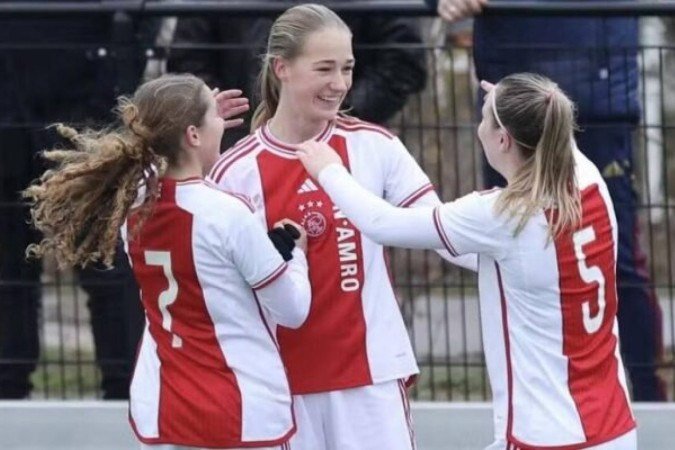 Time sub-19 do Ajax durante comemoração de gol - (crédito: Foto: Divulgação/ AFC Ajax) Time sub-19 do Ajax durante comemoração de gol - (crédito: Foto: Divulgação/ AFC Ajax)
